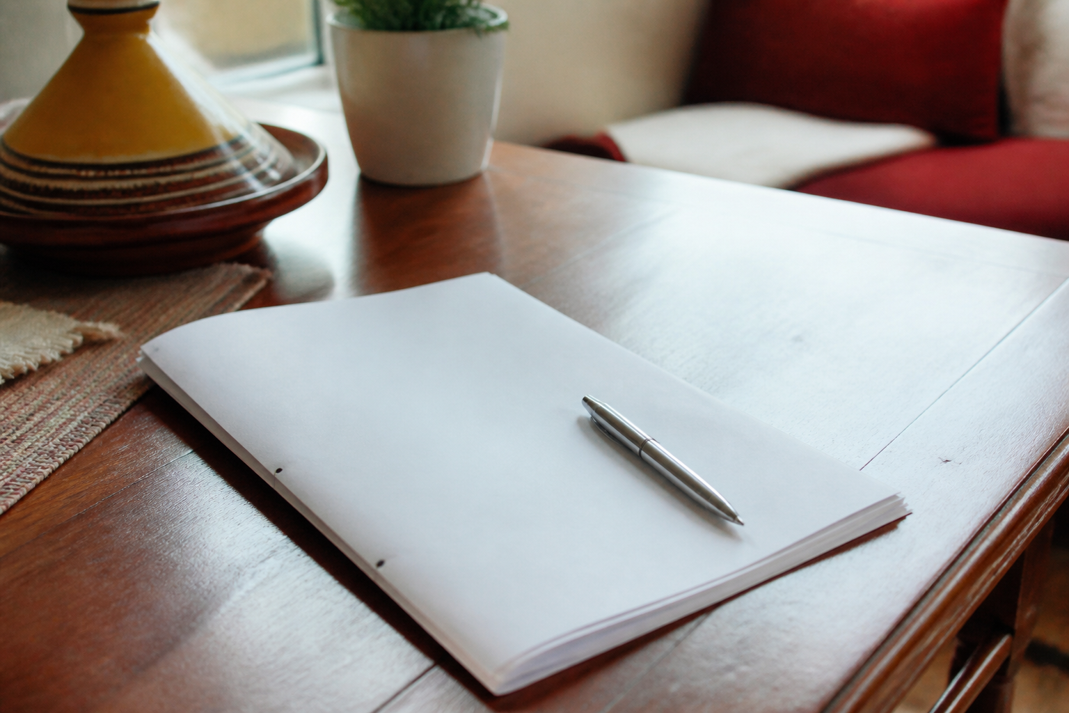 Document contrat immobilier marocain posé sur table avec stylo