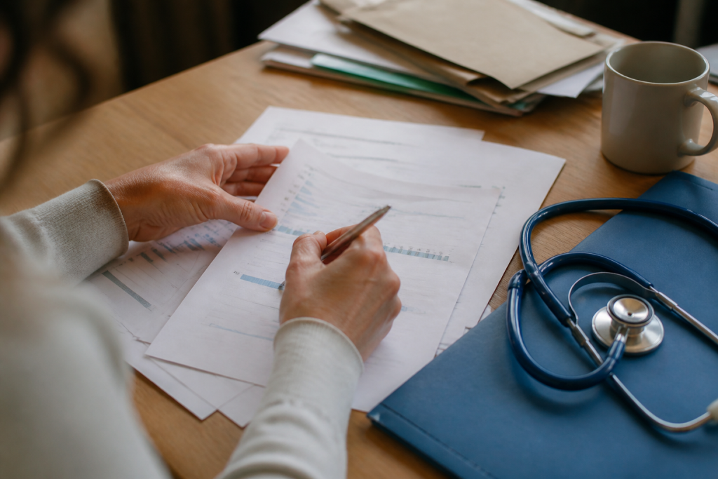 Document assurance emprunteur avec calculs financiers et dossier medical