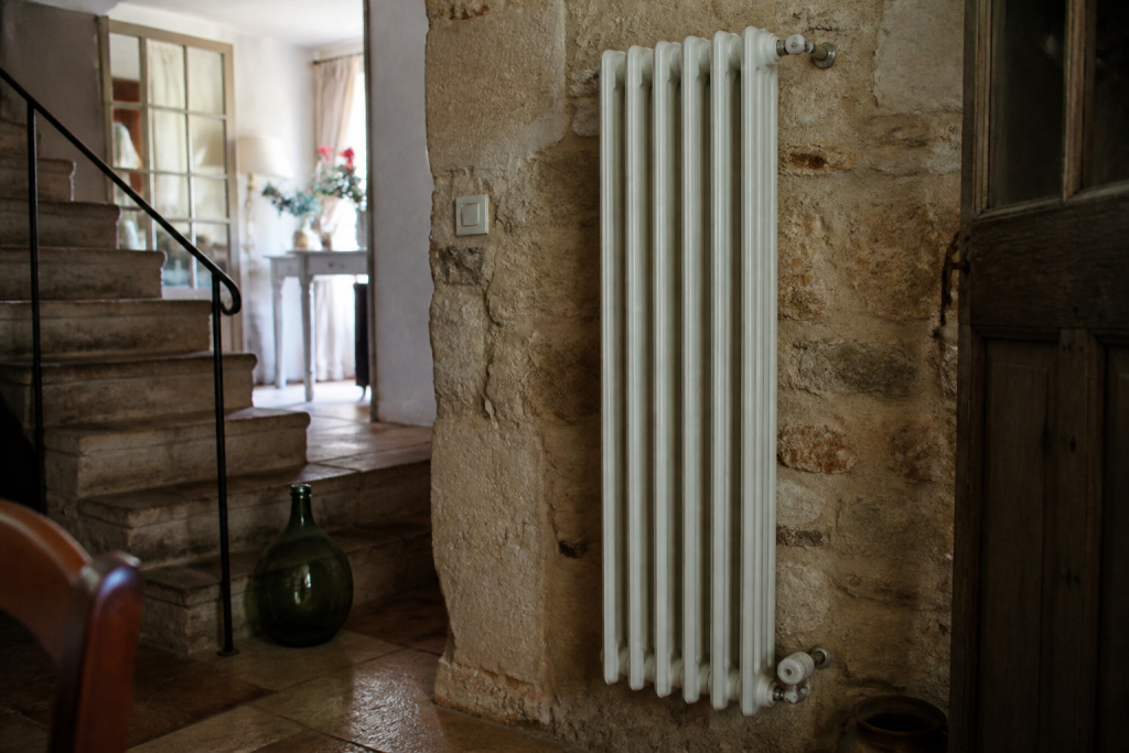 Radiateur ancien mural pose verticale maison pierre rustique