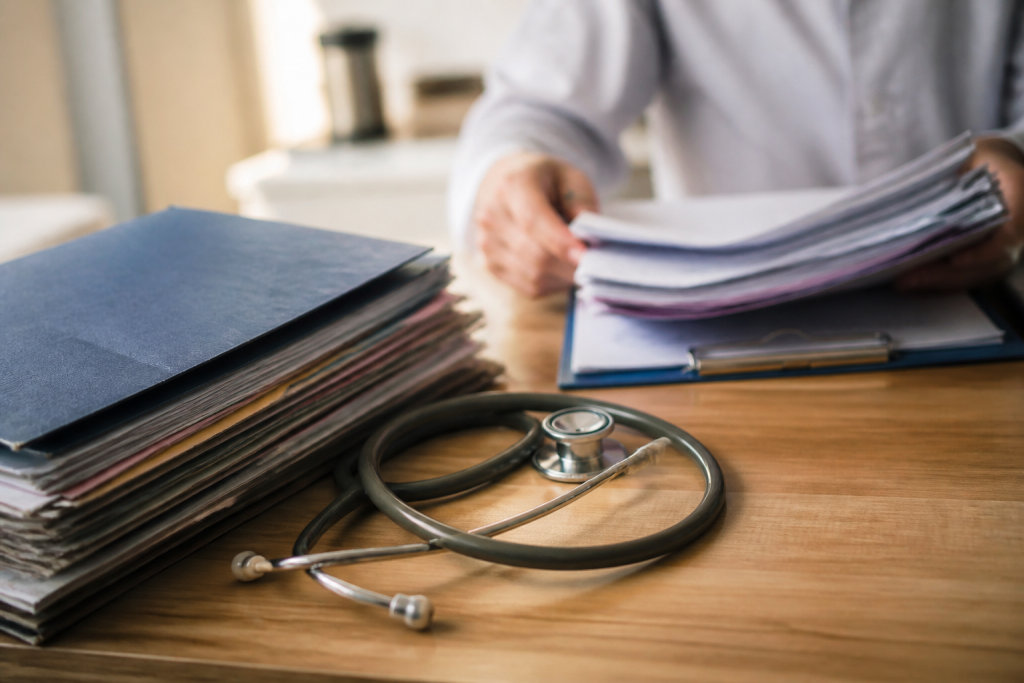 Dossier medical avec stethoscope et formulaires d'assurance