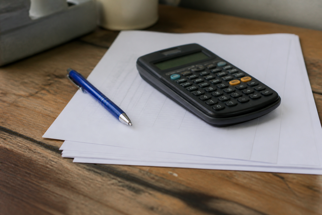 Devis papier avec calculatrice et stylo bleu
