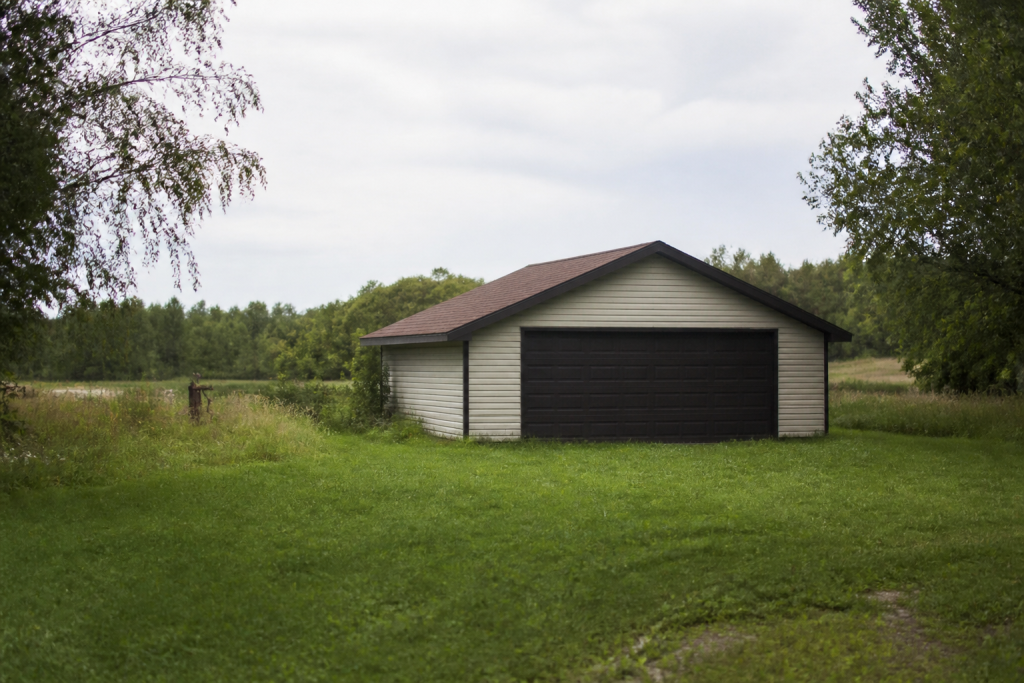 Garage independant situe loin de la maison principale
