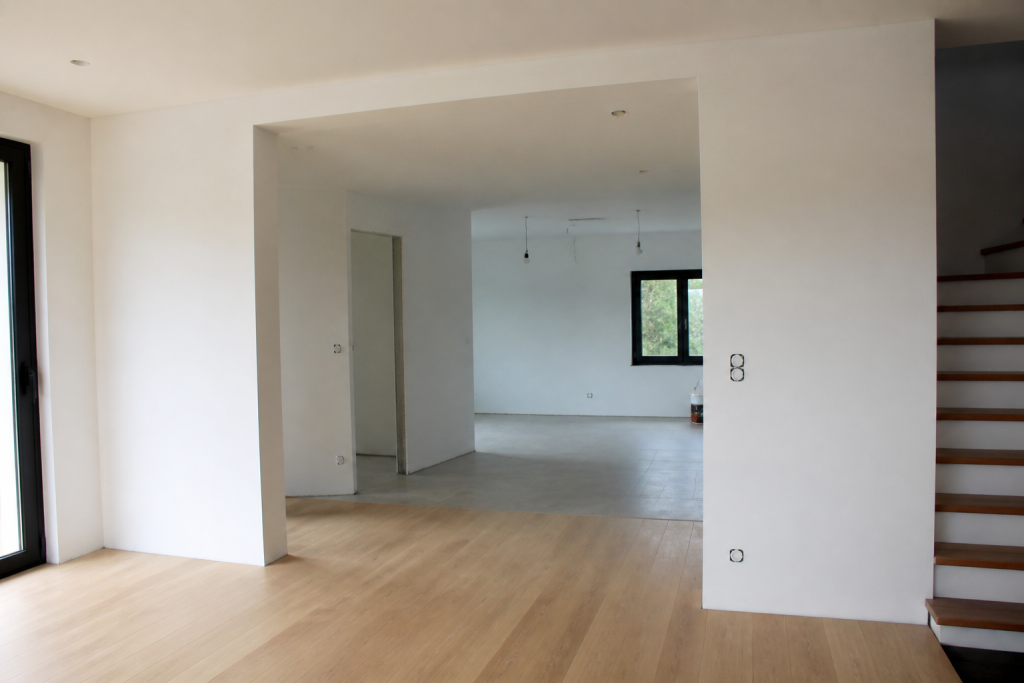 Maison avec murs intérieurs marquant agrandissement surface habitable