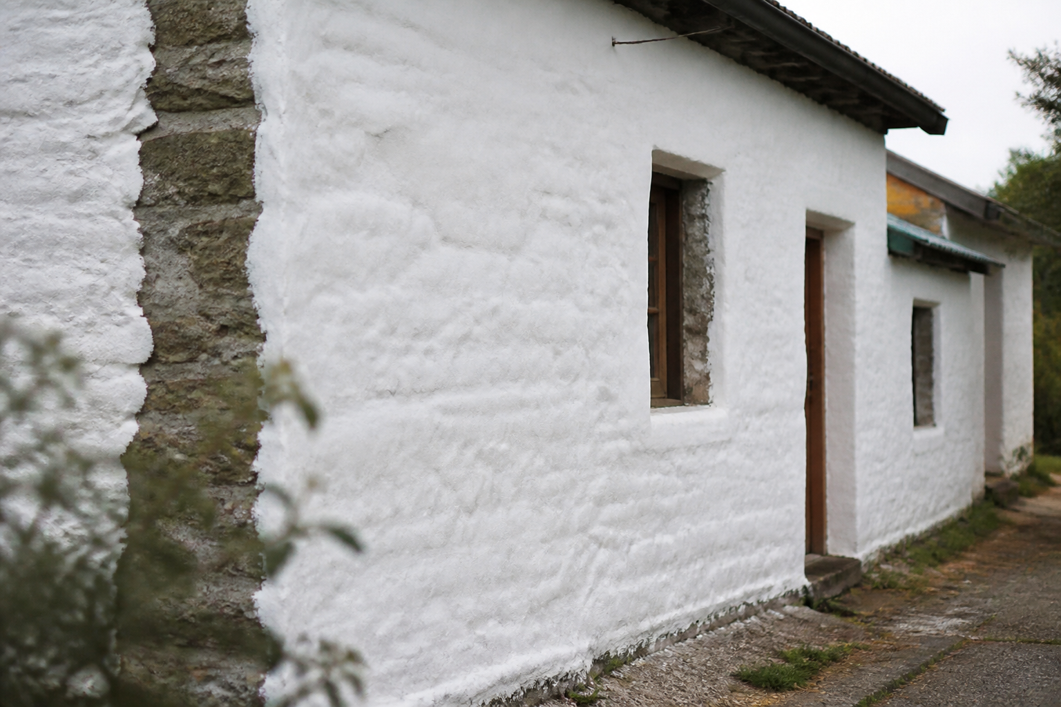 Murs anciens recouvert isolant thermique blanc epais