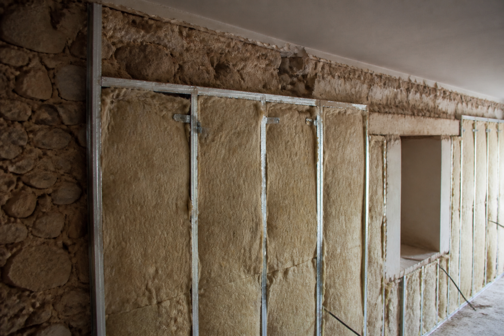 Isolation thermique appliquee sur mur ancien avec materiaux isolants visibles