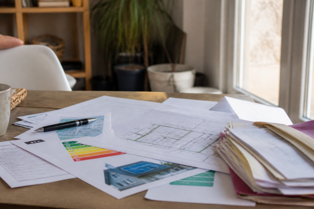 Documents fiscaux et plans de rénovation énergétique sur bureau