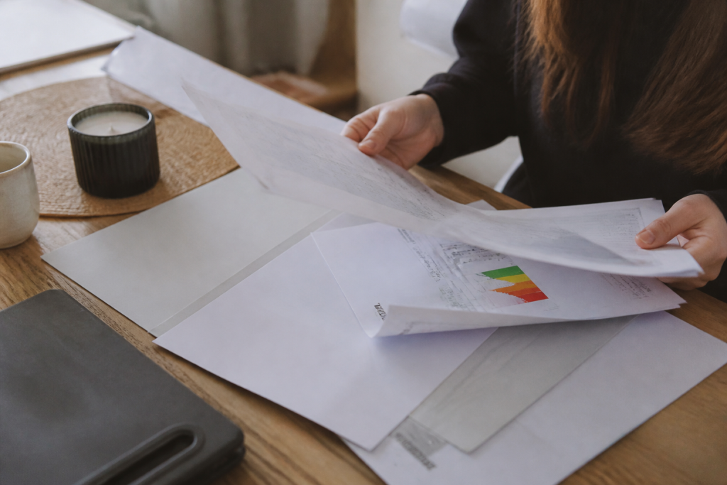 Documents immobiliers et facture energetique sur bureau
