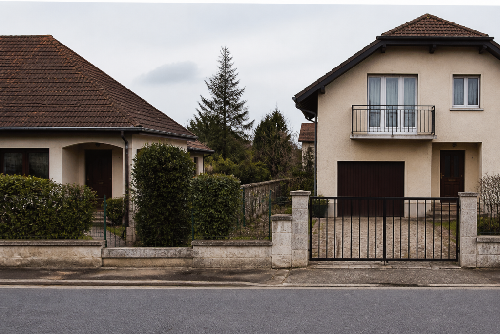 Maison avec garage et jardin, comparaison de proprietes similaires